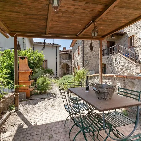 4 Bedroom Gorgeous In Colognora Di Pescaglia Hébergement de vacances