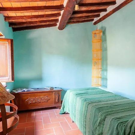 4 Bedroom Gorgeous In Colognora Di Pescaglia Hébergement de vacances *
