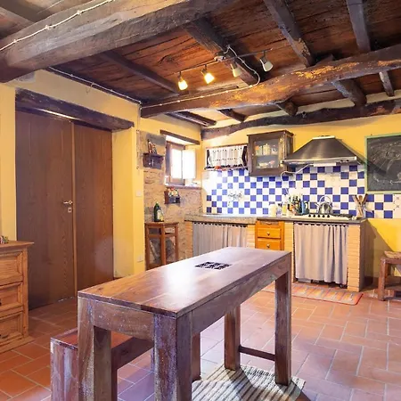 4 Bedroom Gorgeous In Colognora Di Pescaglia Hébergement de vacances Vetriano